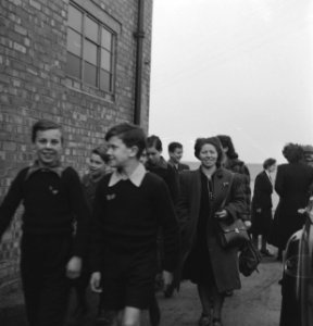 Nederlandse kinderen (bleekneusjes) en begeleiding in Coventry, Bestanddeelnr 935-2740