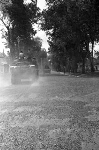 Nederlandse colonne militaire voertuigen vertrekt Sherman tanks, Bestanddeelnr 842