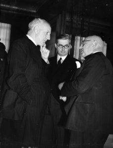 Nederlandse club Oranjehaven te Londen. Rechts minister van Oorlog Lidth de J…, Bestanddeelnr 935-2601