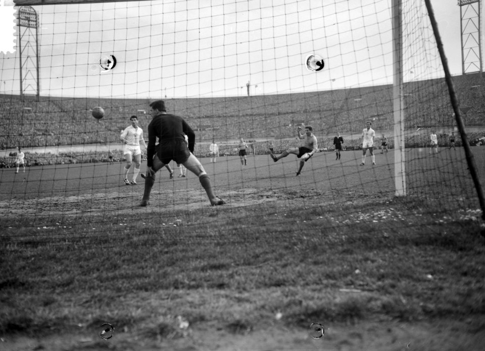 Nederland tegen Bulgarije 4-2 in het Olympisch Stadion tweede doelpunt door T v, Bestanddeelnr 911-1432