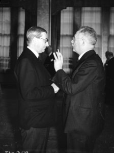 Nederlandse club Oranjehaven in Londen. Rechts minister Van den Tempel, Bestanddeelnr 935-2609