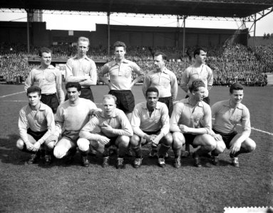 Nederland tegen Bulgarije 4-2 in het Olympisch Stadion knielen v.l.n.r. Bennie M, Bestanddeelnr 911-1427