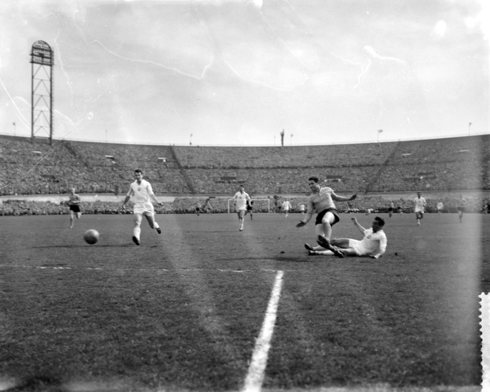 Nederland tegen Bulgarije 4-2 in het Olympisch Stadion eerste doelpunt van Ton v, Bestanddeelnr 911-1426