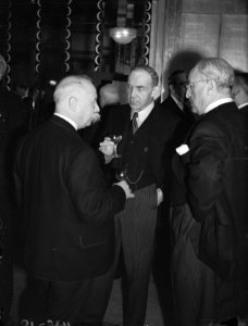 Nederlandse club Oranjehaven in Londen. Links minister-president P.S. Gerbrand, Bestanddeelnr 935-2602