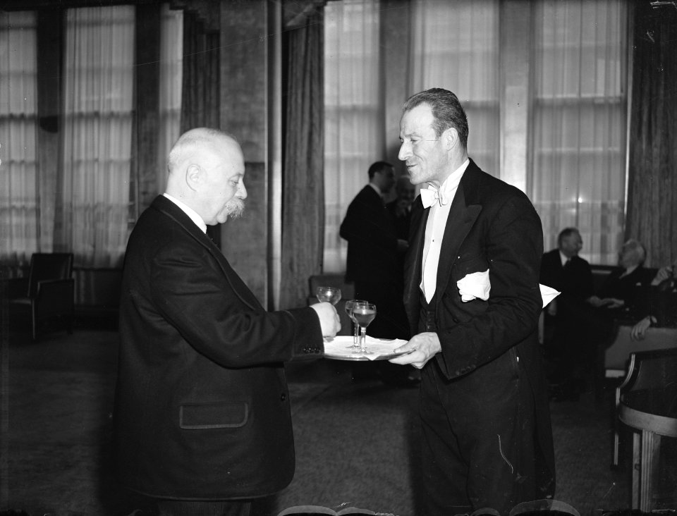 Nederlandse club Oranjehaven in Londen. Mnister-president P.S. Gerbrandy neemt, Bestanddeelnr 935-2608