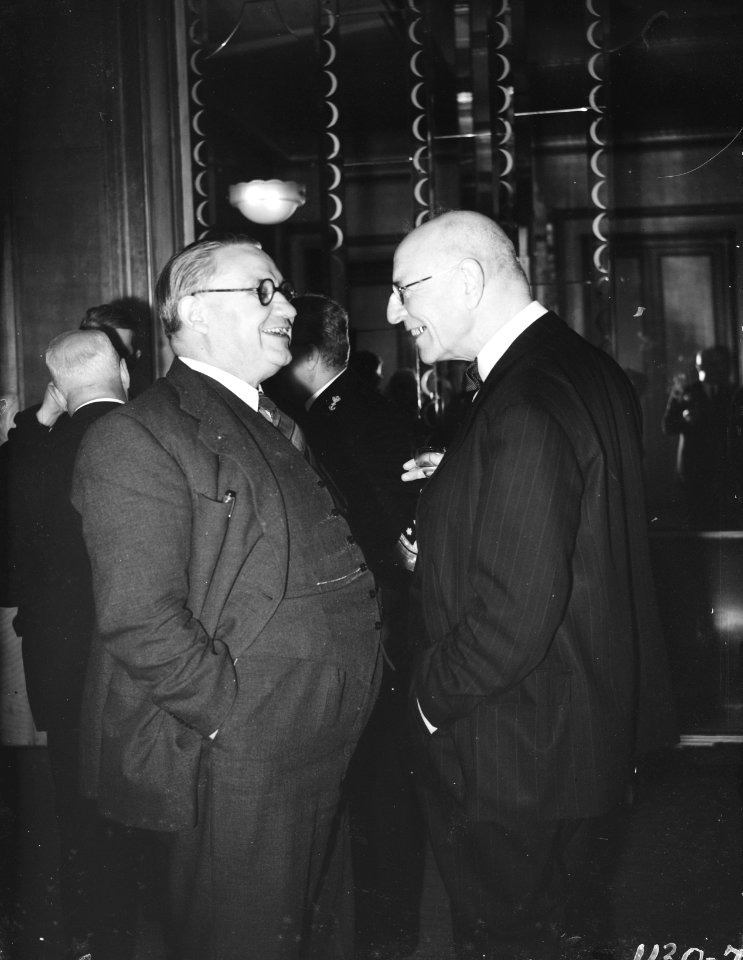 Nederlandse club Oranjehaven in Londen. Rechts minister Alberda in gesprek met, Bestanddeelnr 935-2599