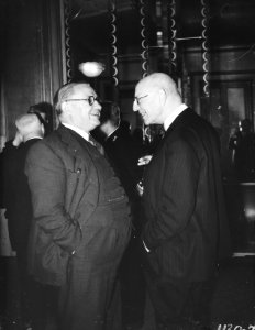 Nederlandse club Oranjehaven in Londen. Rechts minister Alberda in gesprek met, Bestanddeelnr 935-2599