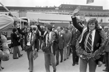 Nederlandse elftal terug uit Munchen op Schiphol, vlnr Strik, Cruijff en Haan, Bestanddeelnr 927-3131