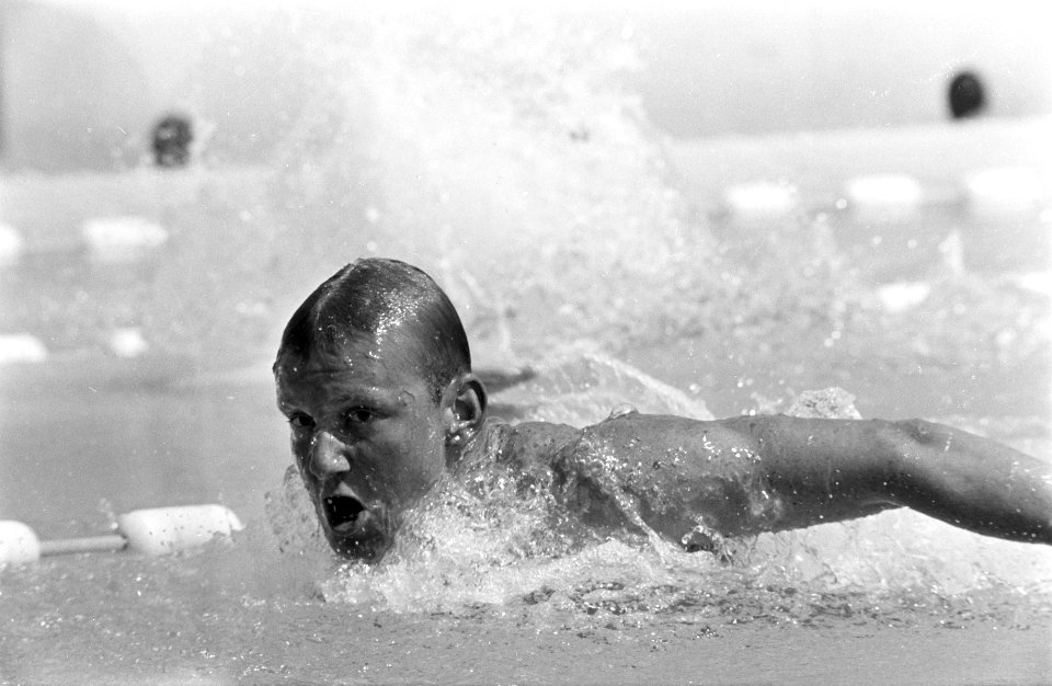 Nederlandse Kampioenschappen zwemmen. Dirk Langerhorst in aktie op de 200m vlind, Bestanddeelnr 921-5485