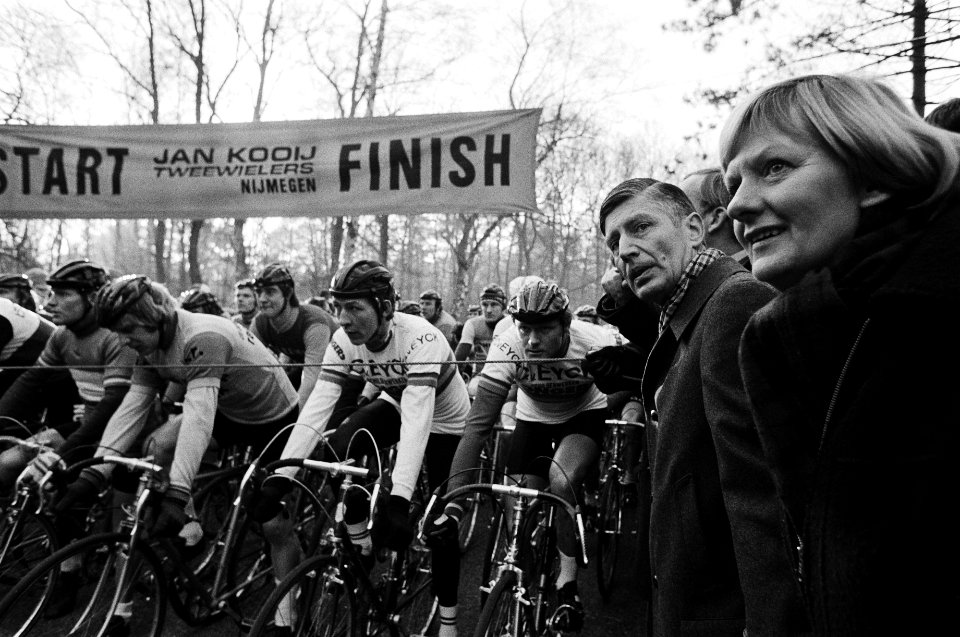 Nederlandse Kampioenschappen Veldrijden in Berg en Dal premier van Agt geeft s, Bestanddeelnr 930-6204