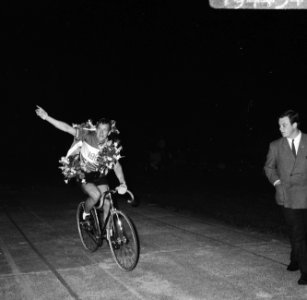 Nederlandse Kampioenschappen Wielrennen, Frans Mahn kampioen sprint profs maakt , Bestanddeelnr 919-4434