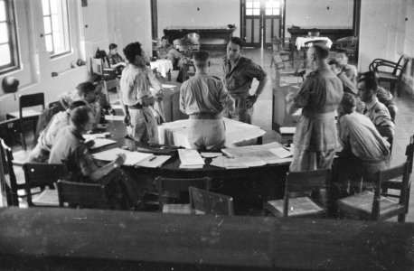 Nederlandse en Indonesische officieren in een conferentiezaal, Bestanddeelnr 1507-1-5