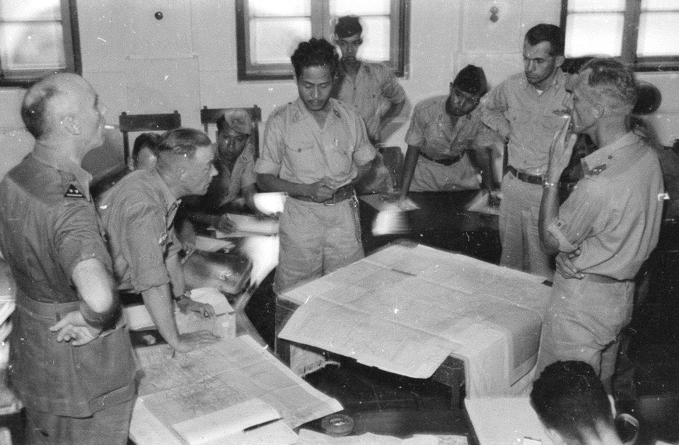 Nederlandse en Indonesische officieren buigen zich over kaarten, Bestanddeelnr 1507-1-3
