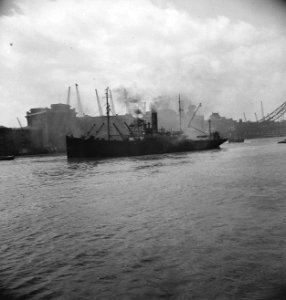 Nederlandse kustvaarder op de Thames, Bestanddeelnr 935-2815 photo
