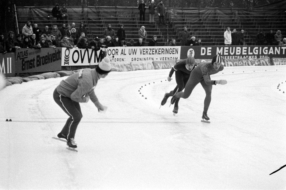 Nederlandse kampioenschappen schaatsen in Groningen Pfrommer (links) coacht Van, Bestanddeelnr 928-3541
