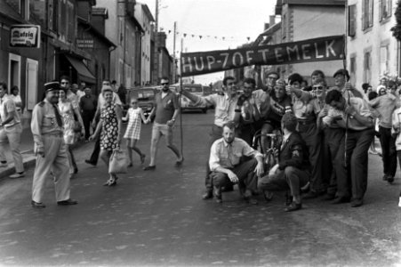 Nederlandse leger oefent in La Courtine, Frankrijk Nederlandse soldaten met spa, Bestanddeelnr 923-7314