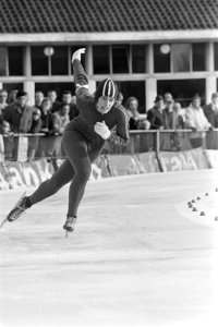 Nederlandse kampioenschappen schaatsen in Groningen Sijtje van de Lende in akti, Bestanddeelnr 928-3545