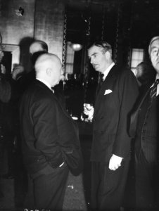 Nederlandse club Oranjehaven te Londen. Links minister-president P.S. Gerbrand, Bestanddeelnr 935-2600