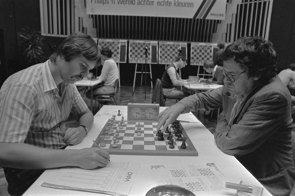 Nederlandse kampioenschappen schaken in Hilversum Johan van de Wiel (l) tegen H, Bestanddeelnr 933-0713