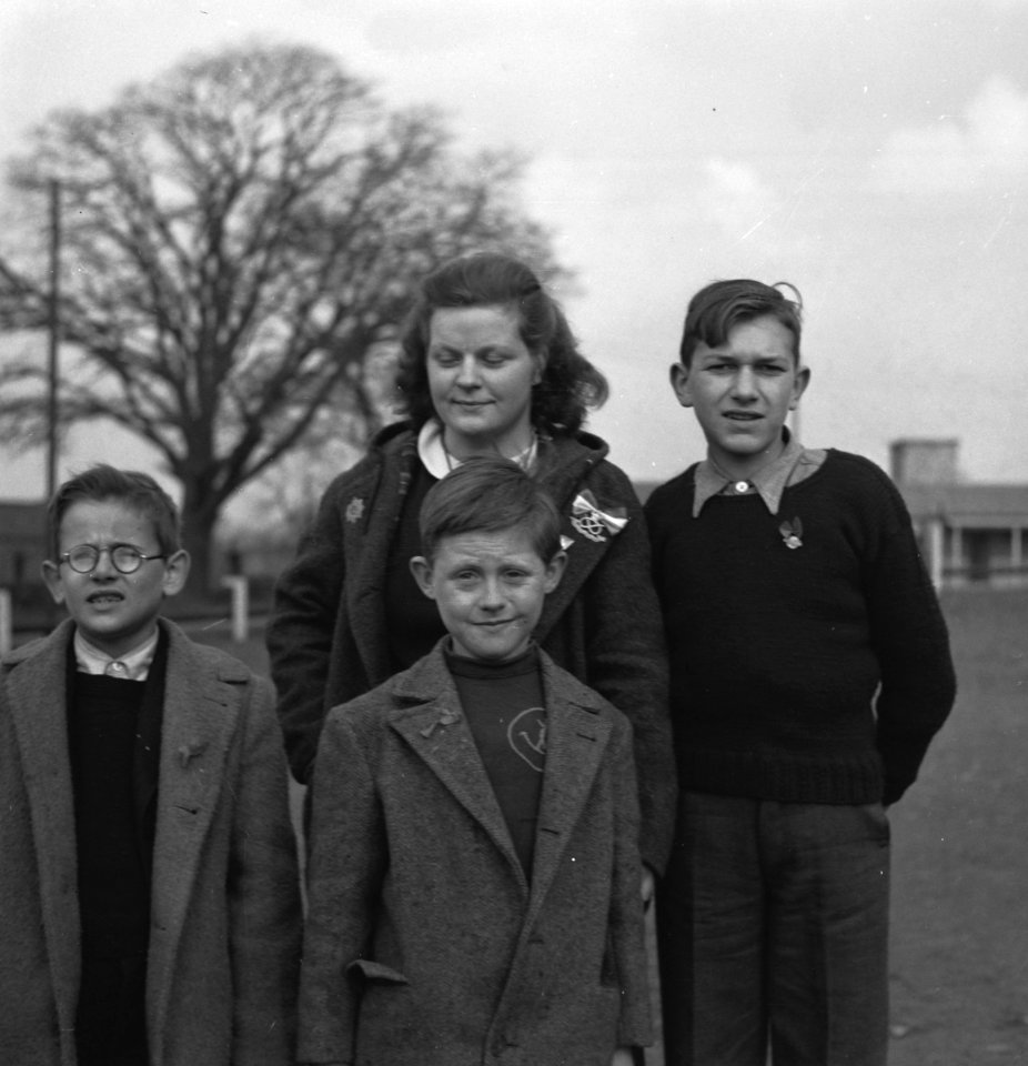 Nederlandse kinderen (bleekneusjes) en begeleiding in Coventry., Bestanddeelnr 935-2734