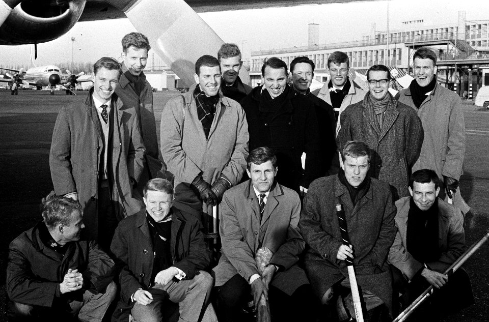 Nederlandse hockeyteam naar Glasgow, volgens de opstelling vlnr en van voor , Bestanddeelnr 914-9604