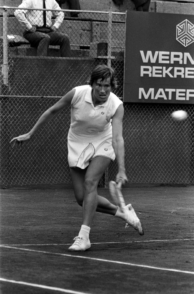 Nederlandse Kampioenschappen Tennis te Scheveningen, Trudy Walhof in aktie tegen, Bestanddeelnr 926-6161