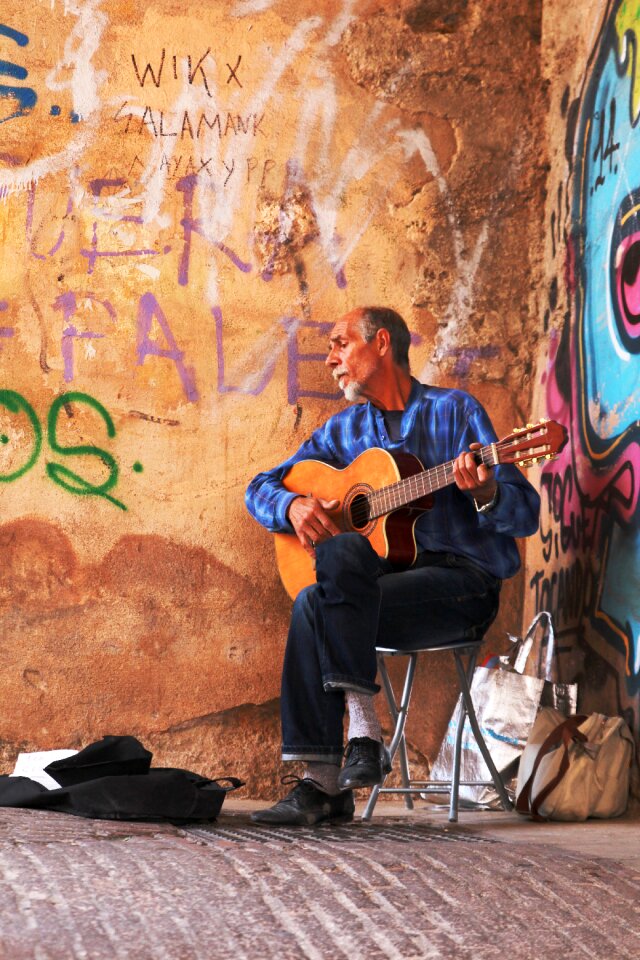 Street artist musician man