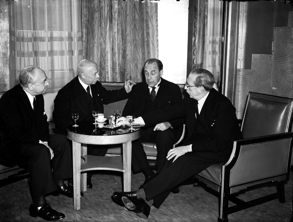 Nederlandse club Oranjehaven in Londen. Vlnr. . minister-president Gerbrand…, Bestanddeelnr 935-2597