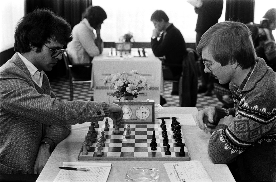 Nederlandse kampioenschappen Schaken in Amsterdam. P. van der Sterren (l.) tegen, Bestanddeelnr 932-0423