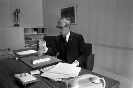 Nederlandse Bank, direkteur bank professor J. Zijlstra achter zijn bureau met tw, Bestanddeelnr 921-3218