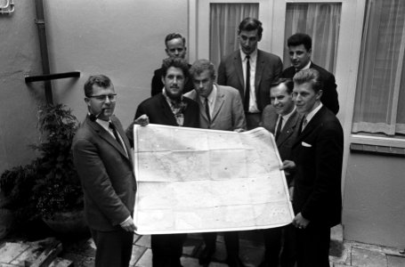 Nederlandse expeditieleden tijdens het voorstellen aan de pers in Perscentrum Ni, Bestanddeelnr 918-4791
