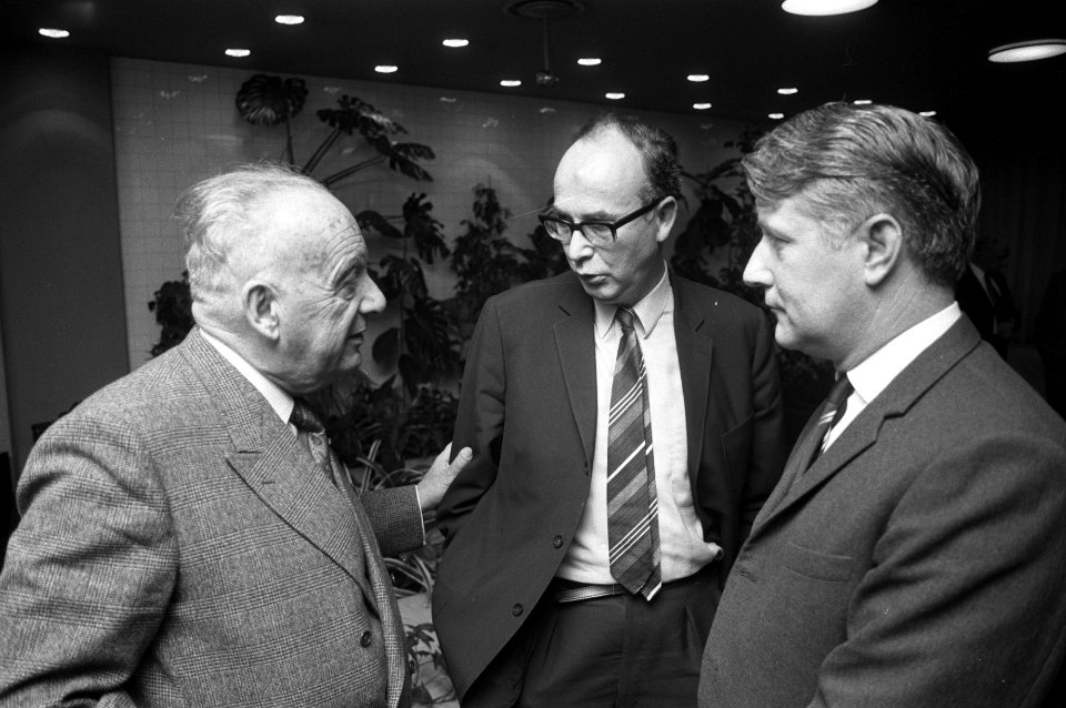 Nederlandse handelsmissie vertrekt naar China vanaf Schiphol Sidney van den Berg, Bestanddeelnr 925-1681