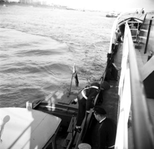 Nederlandse douanebeambte klimt aan boord van de Damco 9, links eerste stuurman…, Bestanddeelnr 254-1501