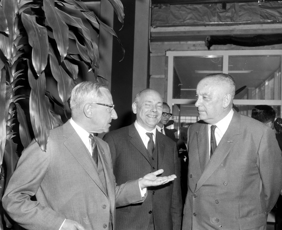 Nederlandse Economische Missie naar Japan vertrokken, v.l.n.r. prof. J. de Quay , Bestanddeelnr 917-8161
