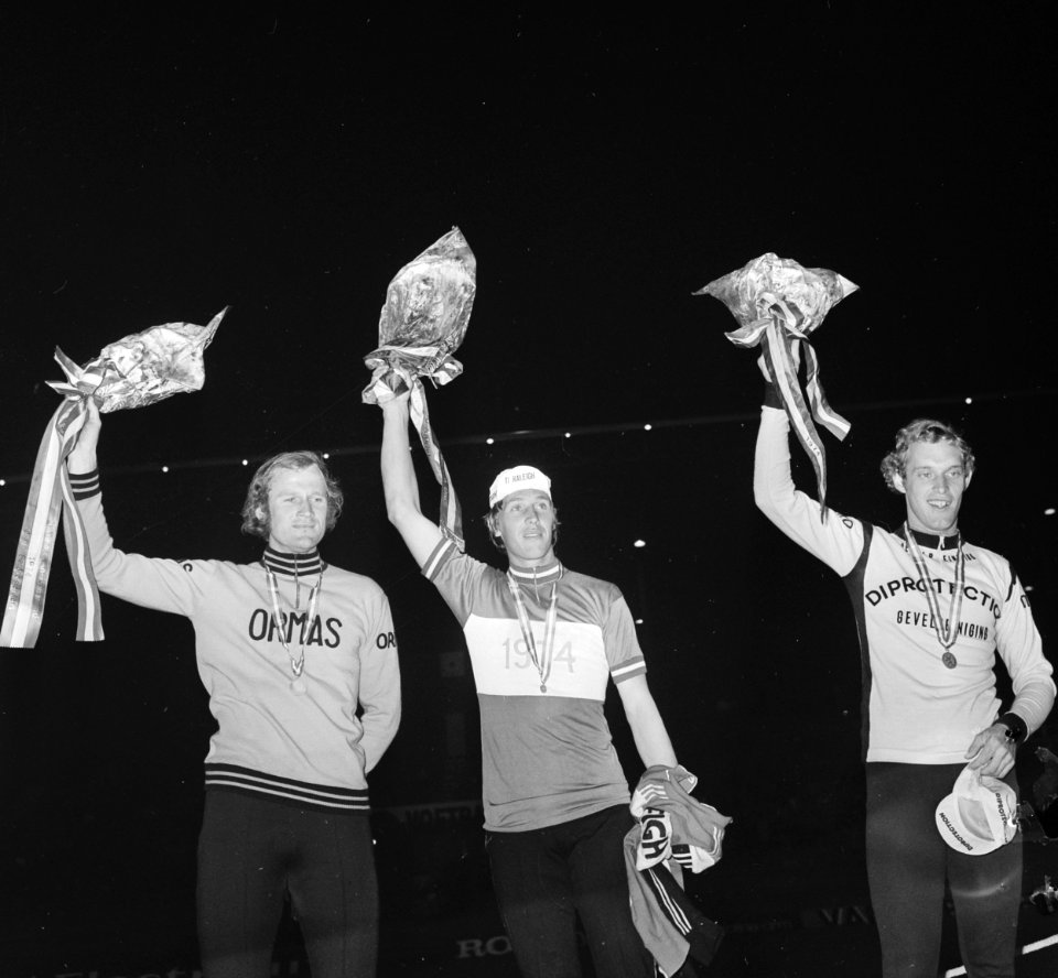 Nederlandse kampioenschappen Stayeren beroeps 1974 huldiging sprint vlnr Kl, Bestanddeelnr 927-3499