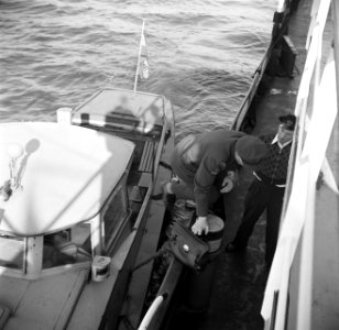 Nederlandse douanebeambte klimt aan boord van de Damco 9, links eerste stuurman…, Bestanddeelnr 254-1499