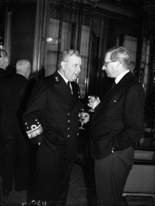Nederlandse club Oranjehaven in Londen. Links de bevelhebber der zeestrijdkrac, Bestanddeelnr 935-2596