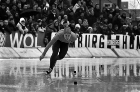 Nederlandse kampioenschappen schaatsen dames en heren te Deventer. Ans Schut in , Bestanddeelnr 923-1498