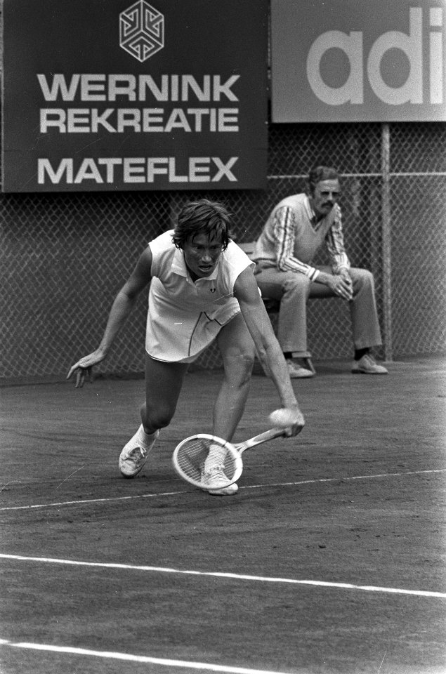Nederlandse Kampioenschappen Tennis te Scheveningen, Trudy Walhof in aktie tegen, Bestanddeelnr 926-6160