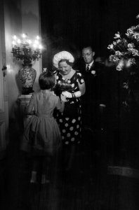 Nederlandse Kolonie in Paleis Palvicini koningin Juliana en de prins ontvangen b, Bestanddeelnr 913-9546