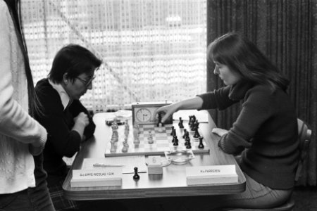 Nederlandse kampioenschappen schaken voor dames, Mijdrecht Cathy van de Mije (l), Bestanddeelnr 929-1797