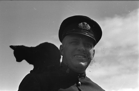 Nederlandse koopvaardij officier van de KPM met de scheepsmascotte, een kat, Bestanddeelnr 935-2863