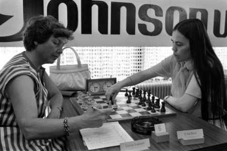 Nederlandse kampioenschappen schaken, dames (Mijdrecht) Corrie Vreeken (l) in d, Bestanddeelnr 932-2052