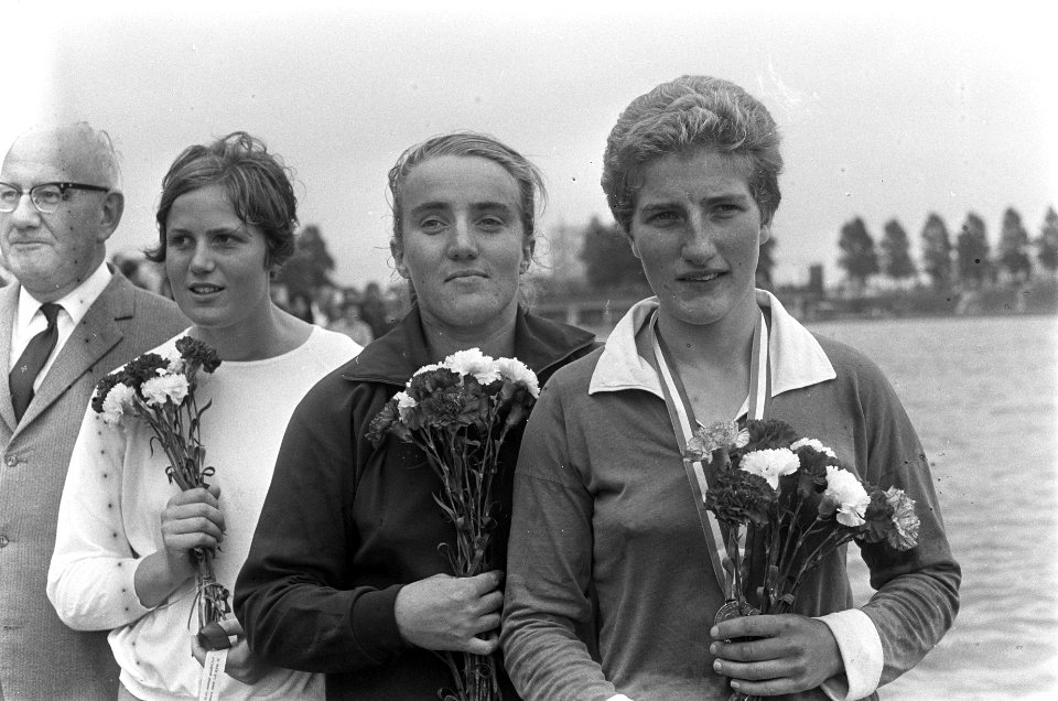 Nederlandse Kampioenschappen Kano op Bosbaan. Winnaressen KI dames T. Helder (3e, Bestanddeelnr 920-5553