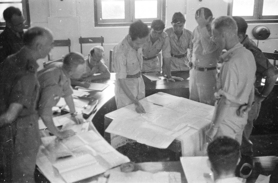 Nederlandse en Indonesische officieren buigen zich over kaarten, Bestanddeelnr 1507-1-2