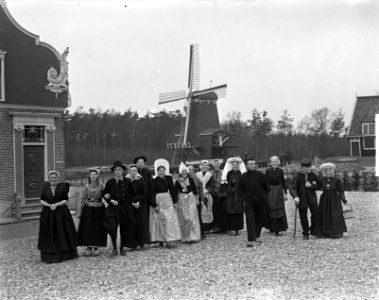 Nederlandse klederdrachten om Hare Koninklijke Hoogheid Prinses Wilhelmina, Bestanddeelnr 903-2766