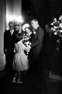 Nederlandse Kolonie in Paleis Palvicini koningin Juliana en de prins ontvangen b, Bestanddeelnr 913-9545