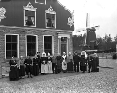 Nederlandse klederdrachten om Hare Koninklijke Hoogheid Prinses Wilhelmina, Bestanddeelnr 903-2765