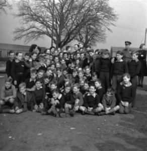 Nederlandse kinderen (bleekneusjes) en begeleiding in Coventry. Groepsportret , Bestanddeelnr 935-2750