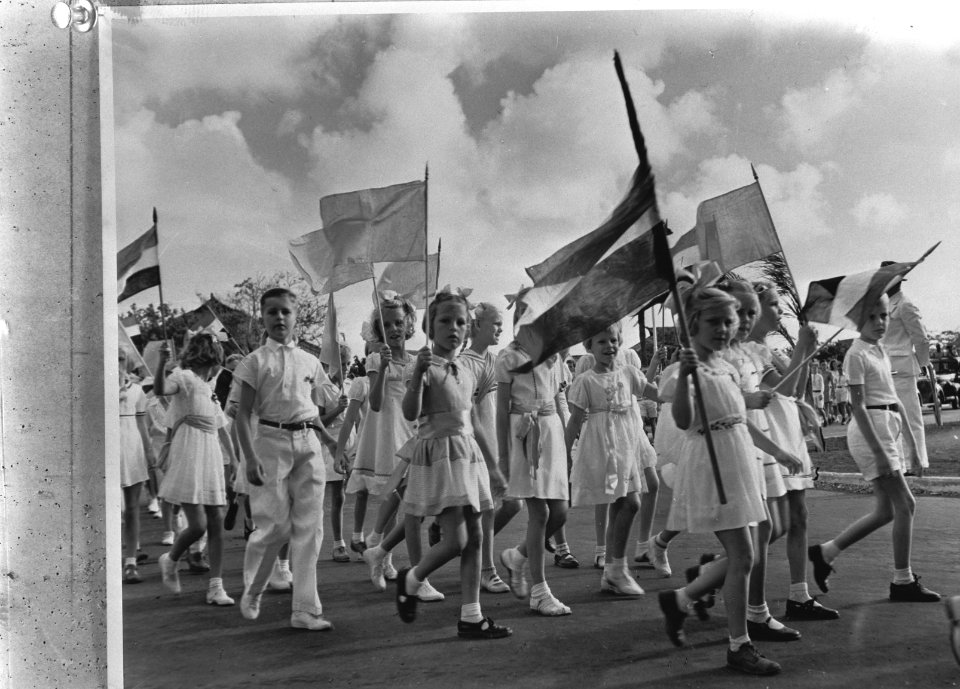 Nederlandse kinderen op Curaçao (tijdens een optocht met vlaggen), Bestanddeelnr 935-1395